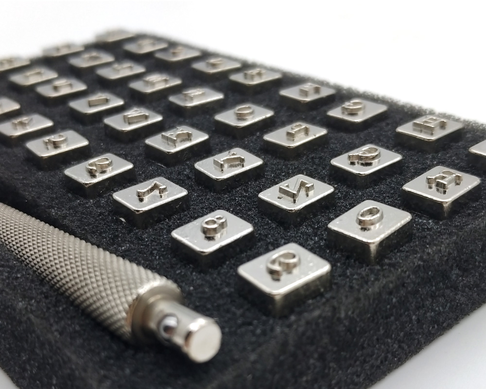 Metalowy zestaw znaczków matry – Leather Stamp Set recenzja i cena