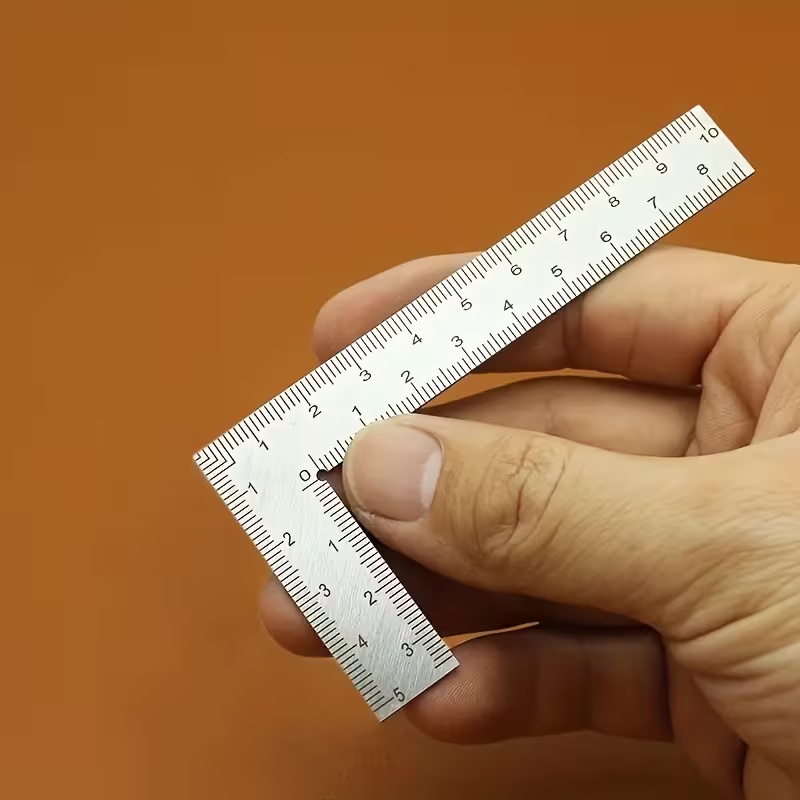 Mini kątownik ze stali nierdze – Leatherwork Ruler recenzja i cena