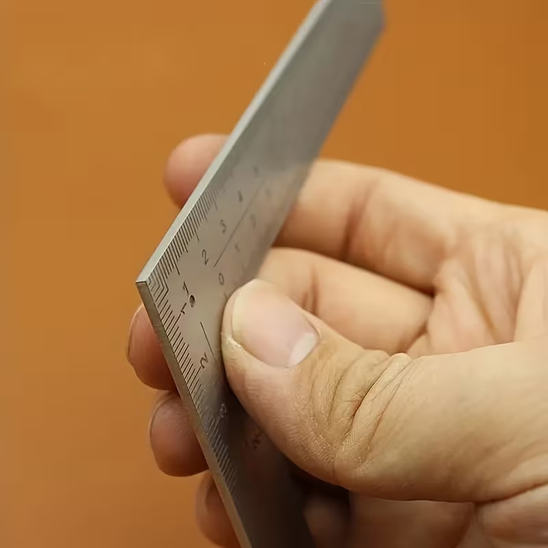 Mini kątownik ze stali nierdze – Leatherwork Ruler recenzja i cena